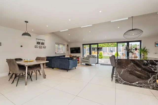 Franklands Drive, Addlestone, KT15, photo 3