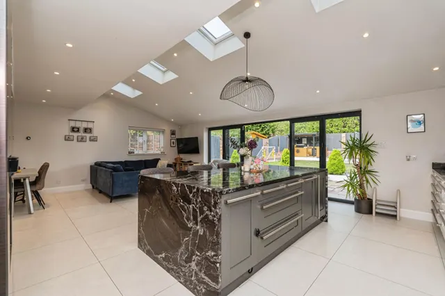 Franklands Drive, Addlestone, KT15, photo 2
