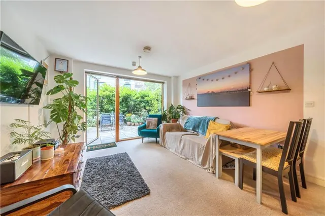 Plough Road, London, SW11, photo 2