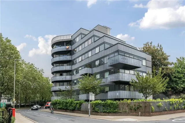 Plough Road, London, SW11, photo 1