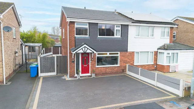 Photo 2 — Berkshire Drive, Woolston, Warrington, Warrington, WA1 4HB