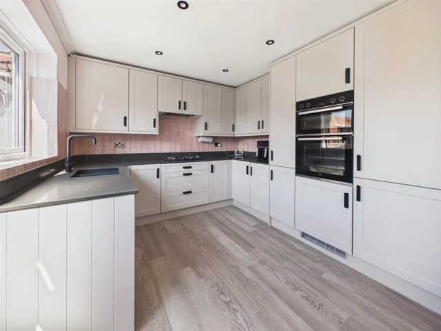Park Avenue, Longlevens, photo 2