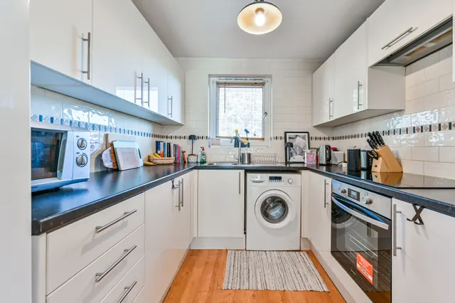 Photo 3 — 10 Woodstock House, Highbury Grange, London