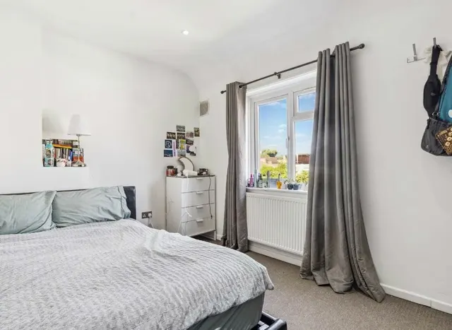 Photo 2 — Bloemfontein Road, Shepherds Bush, W12