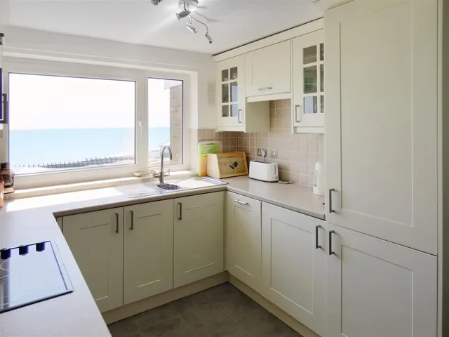 Millfield Close, Rustington, photo 3