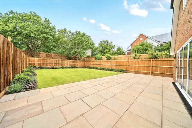 Photo 3 — Potters Farm Close, BR2