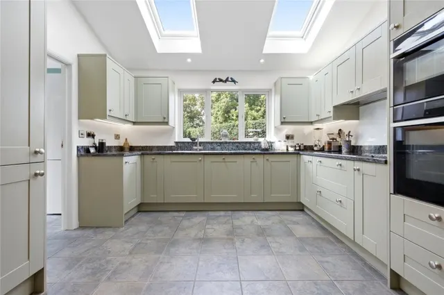 with 4 bedrooms in Saffron Walden, CB11, photo 2