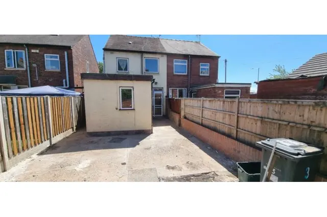 Photo 2 — Grove Avenue, Doncaster