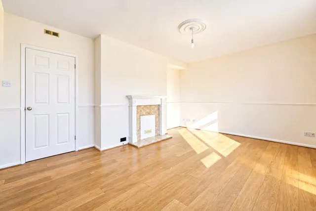Upper Richmond Road, London, SW15, photo 2