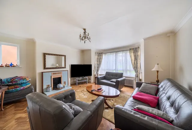 Kings Drive, Wembley, HA9 9HN, photo 1