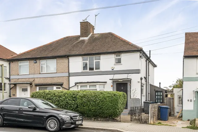 Oakleigh Road North, London, photo 1