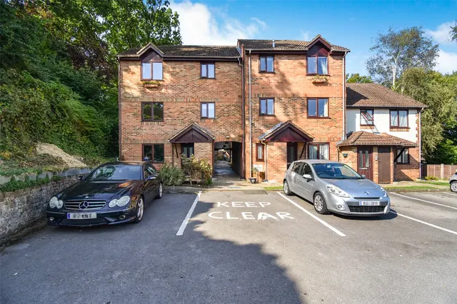 St. Benedicts Close, Aldershot, Hampshire, GU11 3NJ, photo 1
