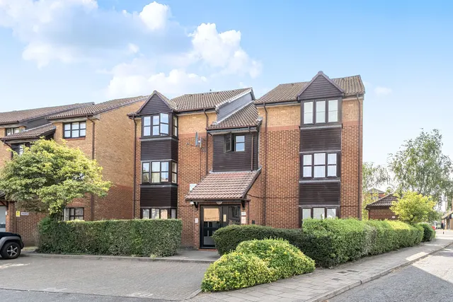 18 Conifer Way, Wembley, photo 1