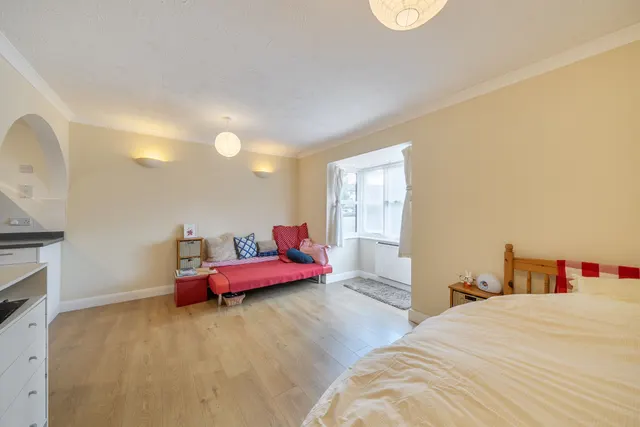 Photo 2 — 18 Conifer Way, Wembley