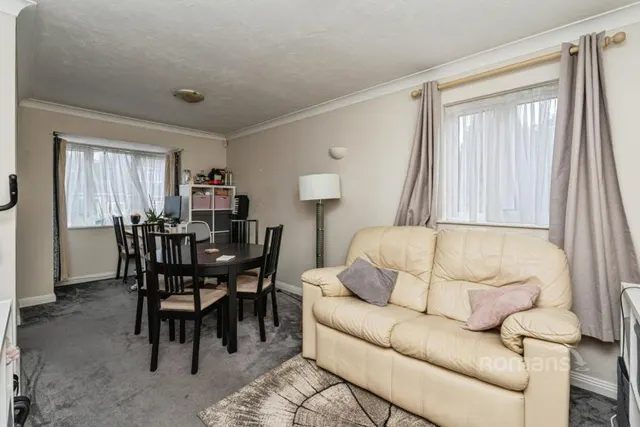 York Place, Camberley, GU15, photo 2