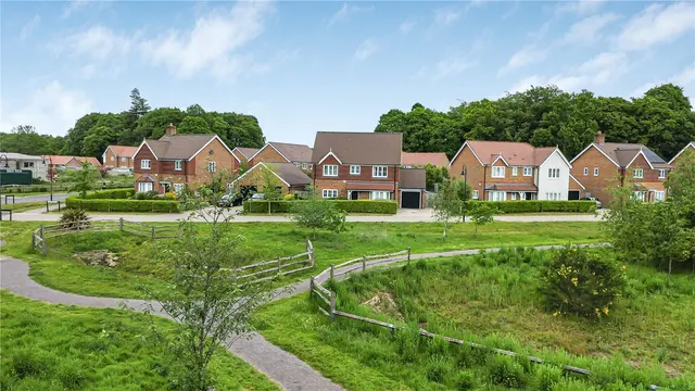 Miller Avenue, Grayshott, GU26, photo 1