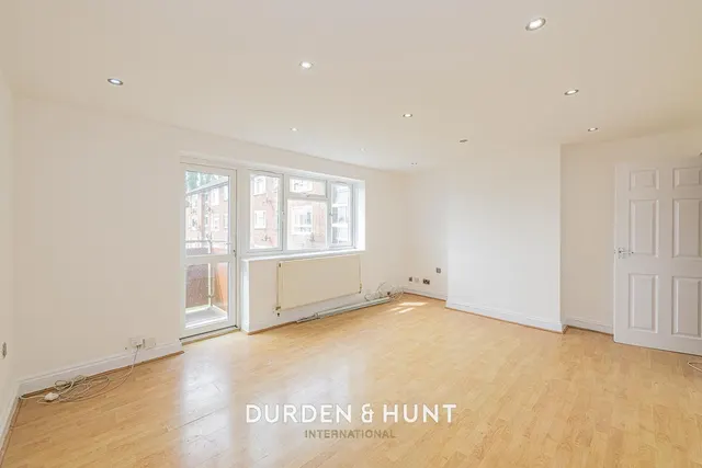 Longswood Gardens, Barkingside, IG5, photo 2