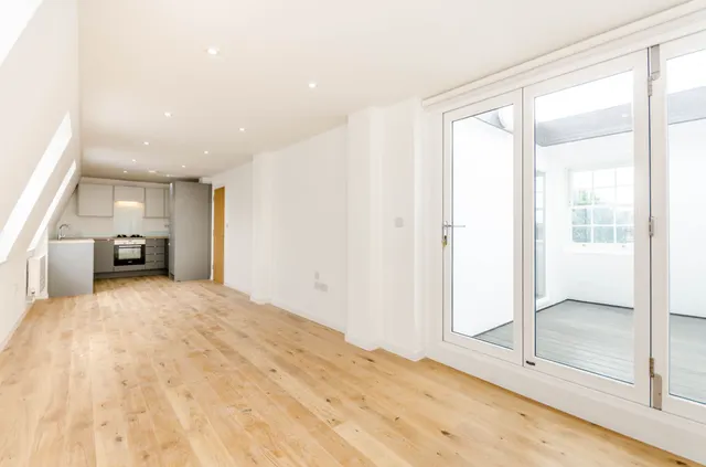 Photo 2 — Flat E, 225 St Johns Hill, London