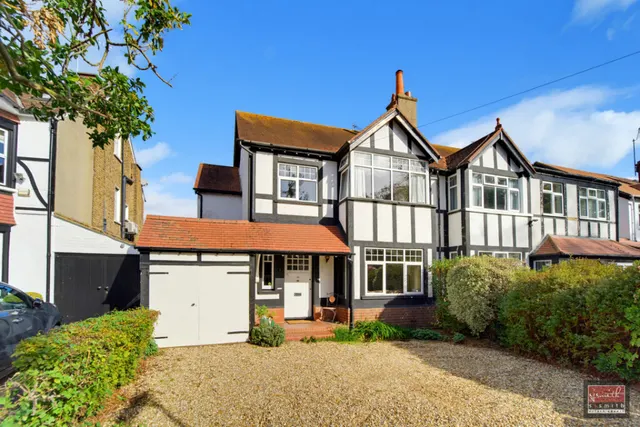 Manor Road, Ashford, TW15, photo 1