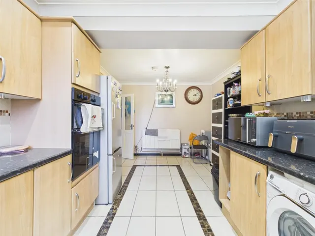 Russell Avenue, Southcourt, photo 3