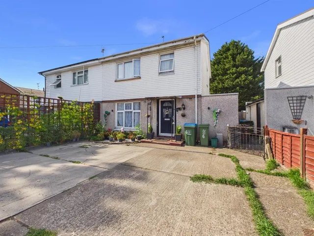 Russell Avenue, Southcourt, photo 1