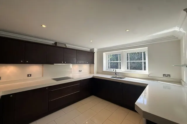 Portsmouth Road, Esher, KT10, photo 2