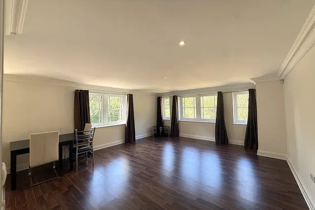 Portsmouth Road, Esher, KT10, photo 3