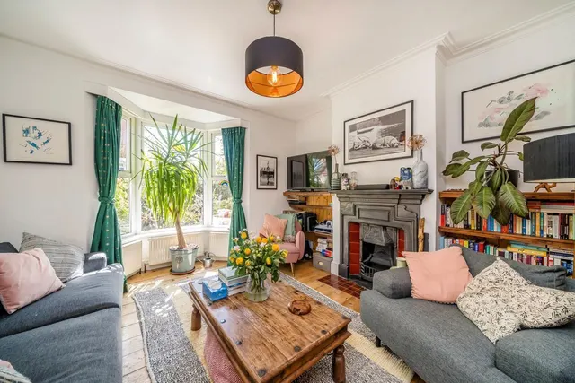 Avenue Road, W3, photo 3