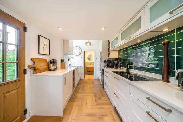 Avenue Road, W3, photo 2