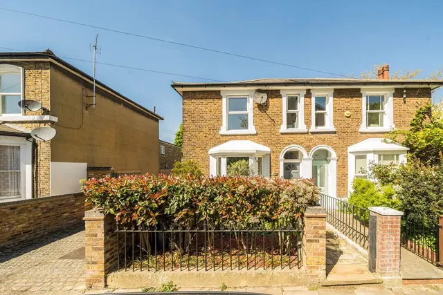 Avenue Road, W3, photo 1