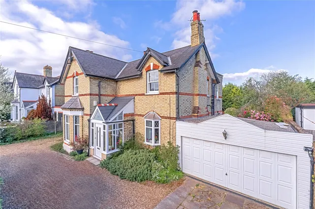 Uxbridge Road, Hampton Hill, TW12 1AY, photo 1
