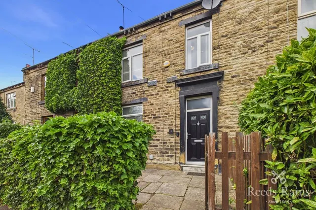 3 bedroom house — Whitechapel Road, Cleckheaton, West Yorkshire, BD19