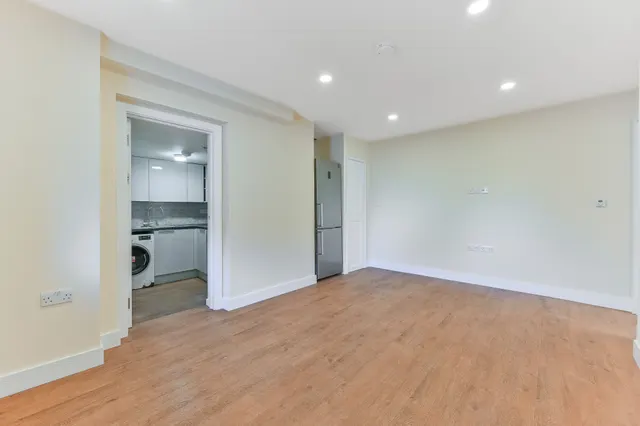 Photo 3 — 430 Sydenham Road, Croydon