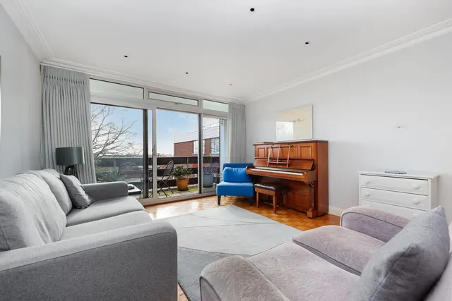 Hanger Vale Lane, London, W5 3AT, photo 1