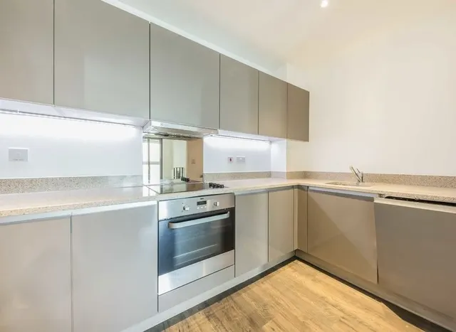 Ealing Road, Brentford, TW8, photo 3