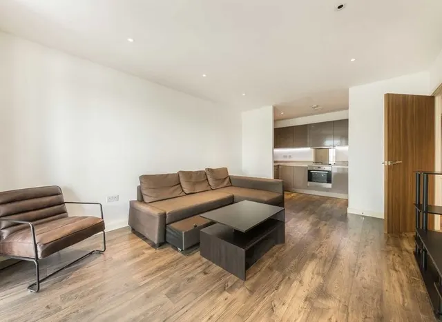 Ealing Road, Brentford, TW8, photo 2