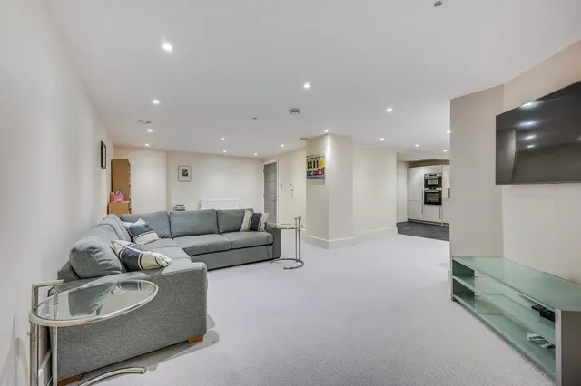 Photo 2 — Flat 1, 1A High Street, Chelmsford, Essex, CM1 1BE