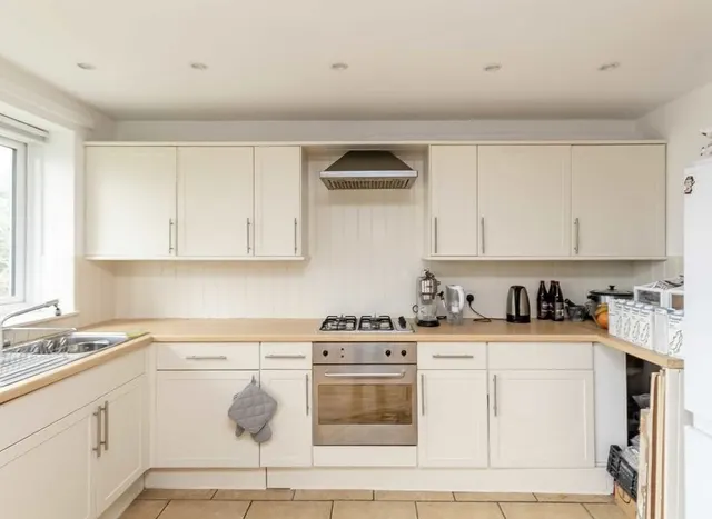 Photo 3 — Howard Road, Surbiton, KT5
