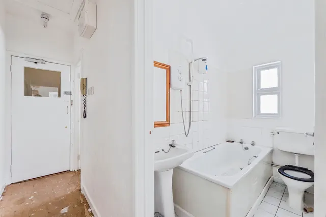 Connaught Road, Roath, CF24, photo 2