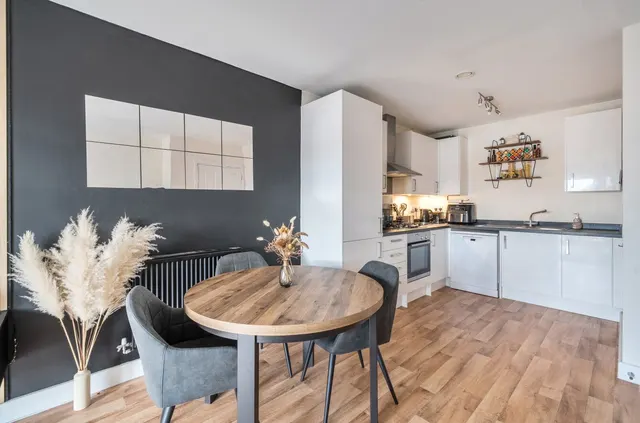 Alderson Grove, Hersham, KT12, photo 3