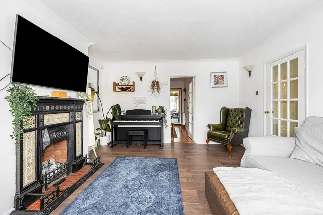 Photo 2 — Glenton Way, Romford, RM1