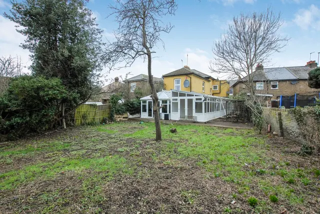 Photo 3 — Montague Road, Uxbridge