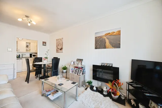 Staunton Avenue, Hayling Island, PO11, photo 3
