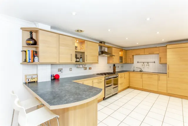 Lancaster Gate, Upper Cambourne, CB23, photo 2