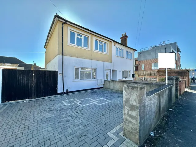 Pole Hill Road, Uxbridge, UB10, photo 1