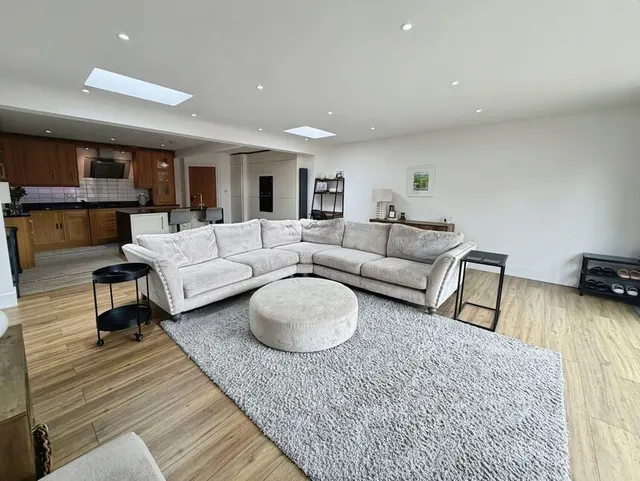 Photo 2 — North Western Avenue, Watford, Hertfordshire, WD25