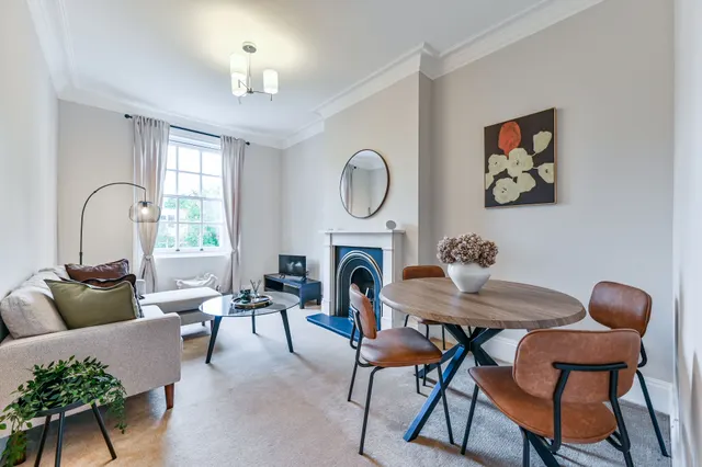 Photo 2 — Flat D, 23 Gloucester Avenue, London