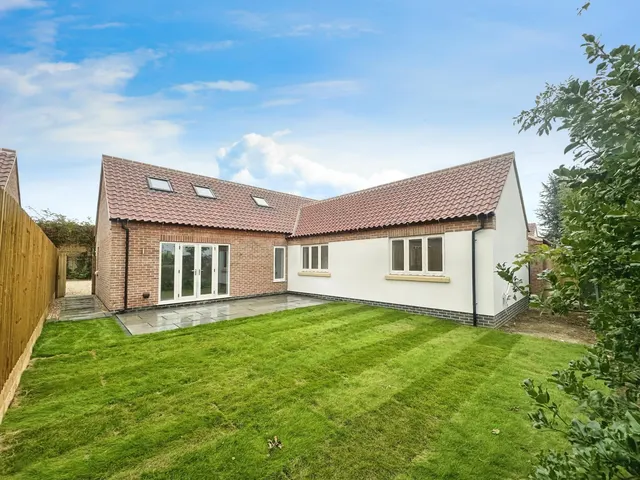 Waterford Lane, Cherry Willingham, LN3, photo 1