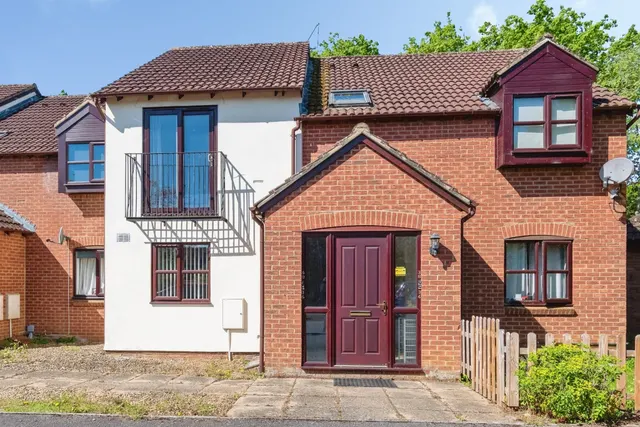 Warwick Close, Chippenham, photo 1