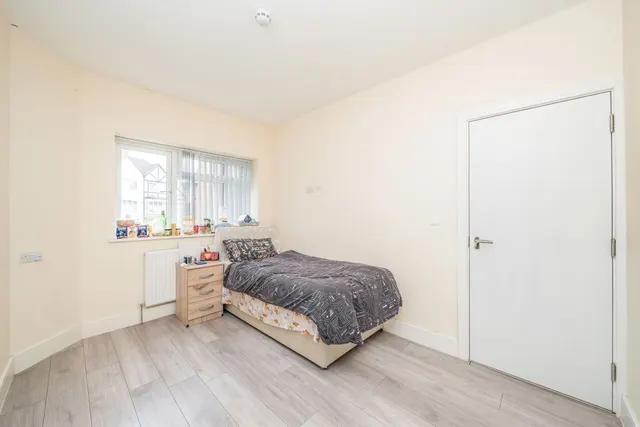 Church Stretton Road, TW3, photo 1